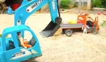儿童挖机视频,小玩家操控挖机，体验工程乐趣